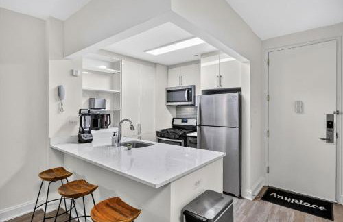 FiDi 1 BR w Work Setup by Anyplace - 11729 - Foto 10