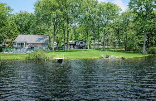 Lakefront Retreat with Views and Decks and Fire Pit - Foto 35