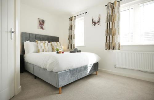 Gregor Place Modern four Bedroom House in Calne with Private Parking, perfect for teams or families staying in the area, Long stays welcome - Photo 1