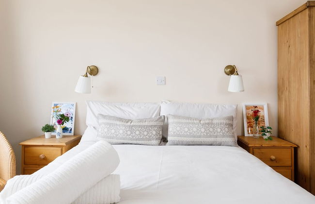 Sunny Seafront Chalet - Sleeps 6 - Photo 23