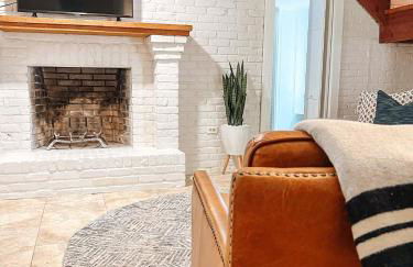 2 Blocks to riverfront | 48" Firepit | Turf Yard - Foto 24