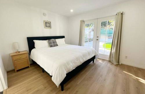 Modern 4 King Beds, Beautiful Large Backyard, Golf, WFH, Long Stays, WI-FI, FWY, 25 mins to Beach - Photo 27