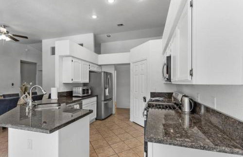 Vegas Retreats Pool, Arcade, Fun, 10min from Airport and the Strip - Foto 8