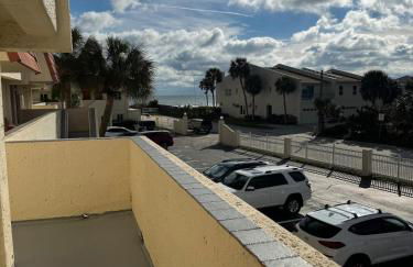 Beautiful Ocean Side 2 Bedroom Condo with Pool - Foto 2