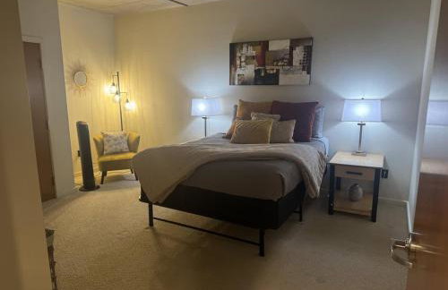 Downtown Condo Above Restaraunts- Free Parking - Foto 12