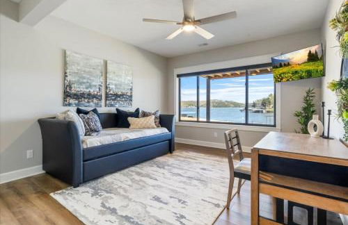 Accessible Lakeside Luxury at the 45mm w/ Private Dock, Sunset Views & More - Foto 34