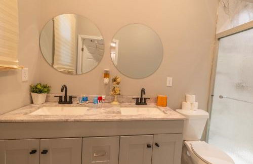 Luxury King Bed Room Private Entry and Bathroom - Foto 13