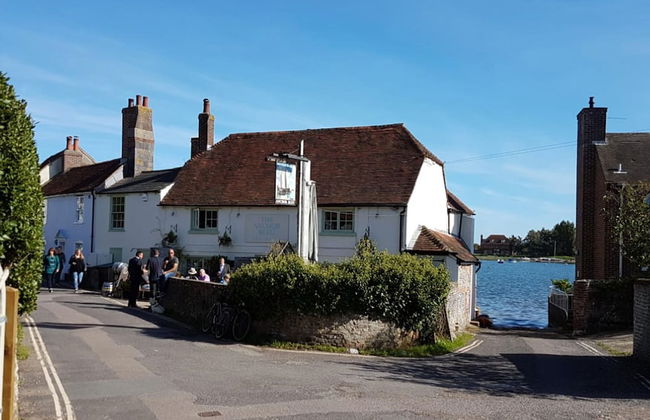 Newly Renovated Cottage 150m From Waterfront - Photo 42