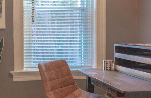 2BR with Workspaces & Deck ABODEbucks - Foto 6