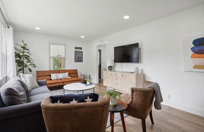 Chic Retreat Near Airport & Downtown Nashville by RedAwning - Photo 17