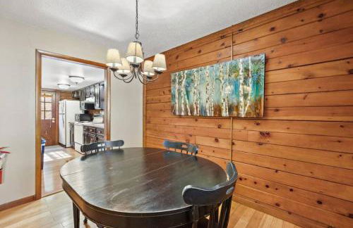 Picturesque Riverside Cabin with Fireplace and Porch - Foto 8