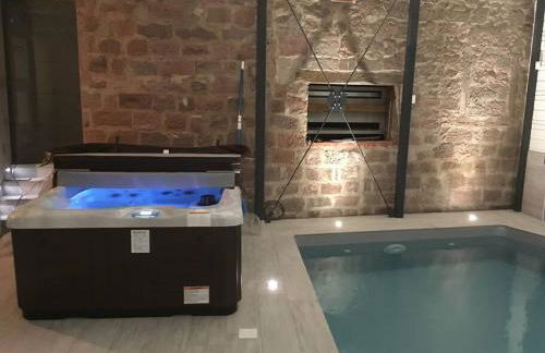 Gîte La Tour des Remparts Pool & Jacuzzi - Foto 9