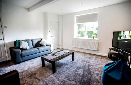 Halford House 3 Bed Town Centre Home from Home with Parking for 2 cars Prime Location Tamworth - Photo 30