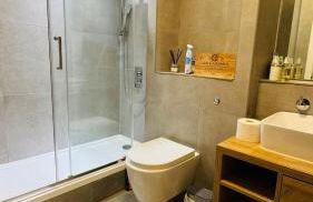 2 beds by Tower Bridge, Walk to Sights & Dining - Photo 22