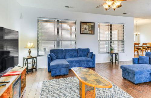 Easy ABQ Access Large Family Home with Patio and Yard - Foto 6