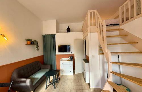 Studio cosy avec mezzanine et parking proche centre - Photo 4