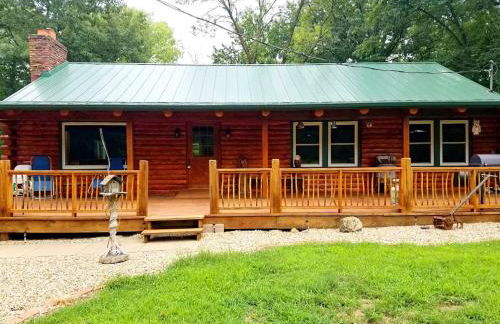 Charming Log Cabin Getaway with Private Hot Tub near Decatur, Illinois - Foto 1