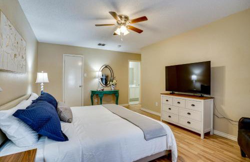 Family Getaway with Fenced Yard in Haltom City! - Foto 17