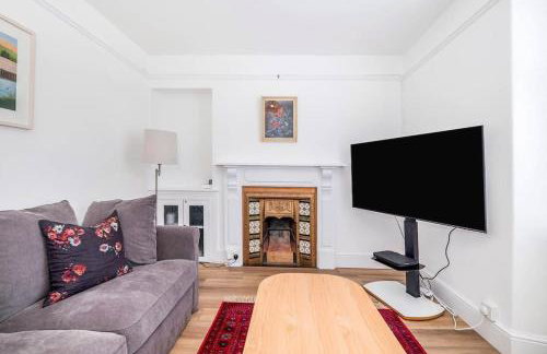 Modernised townhouse centrally located incl parking - Photo 3