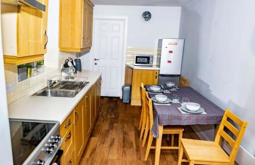 Centrally located 2 bedroom house with garden - Photo 3