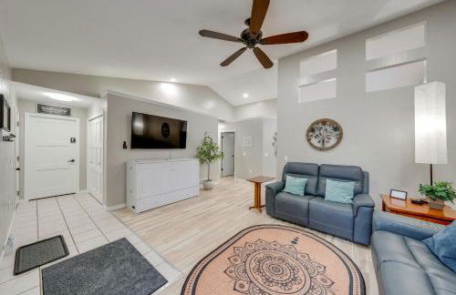 1 Mi to Beach Dog-Friendly Condo in Lake Mills! - Foto 5