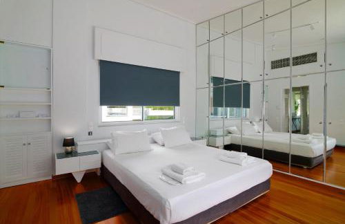 Luxury Villa with Pool, BBQ & Garden in Vouliagmeni - Foto 14