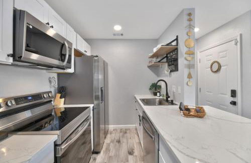 Stay Awhile Condo Minutes to Beach with Pool - Foto 9