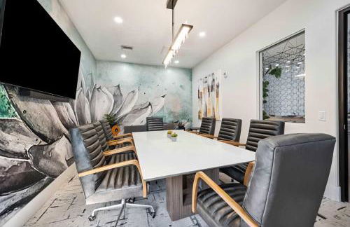 Boulevard Stays Chic 1BR Near Stadium Pool Access Gym & Free Parking - Photo 9