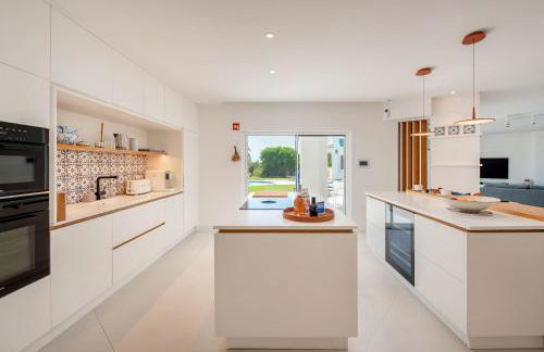 Charming Villa with Pool & Scenic Garden - Foto 14