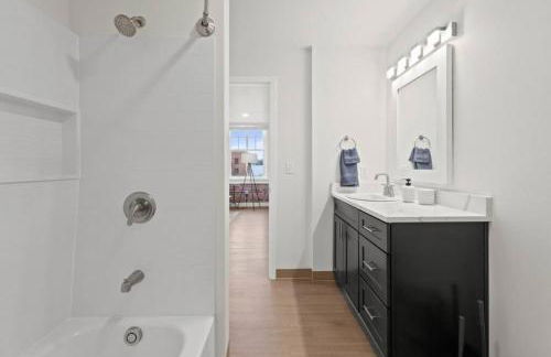 Spacious Apartment with King Beds - J and K on Main - Foto 21