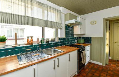 Stylish 3 Bed Home with Parking! - Photo 40