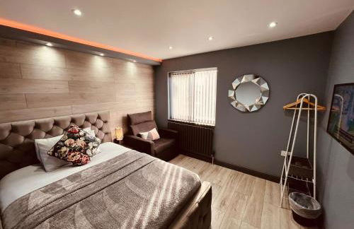 MODERN SUITES -5 Bedroom House- With FREE PARKING Birmingham city - Foto 17