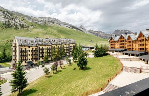 La gran plaza de candanchu - Photo 1