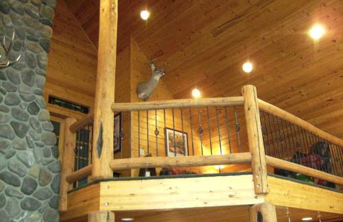 Spacious Rustic Cabin Rental with a Hot Tub in Cheney, Washington - Foto 10