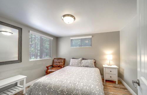 Fire Pit and Grill Spacious Forest Lakes Chalet - Foto 14