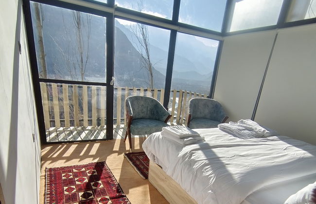 Stunning Cliff-edge 2-bedroom Chalet in Karimabad - Photo 2