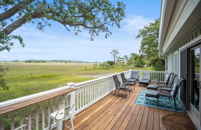Stunning Marsh & Water Views in This Completely Renovated Three Bedroom Home - Foto 44