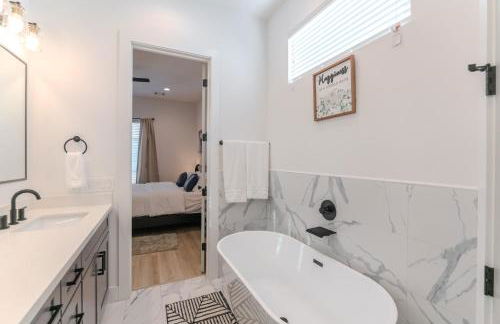 Luxury Charming 3BR 3Bath Free Wi-FI 8 Guests, Gated Home, Houston Downtown - Photo 8