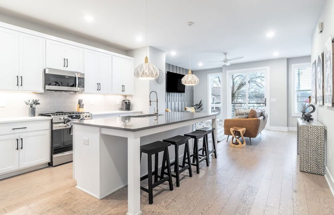 Monty by Avantstay 4bdr 4BA Balcony w Outdoor Seating 5mins to DT - Photo 9