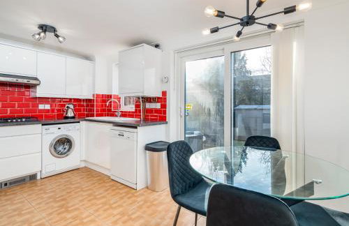 Pass the Keys Stylish 4 Bedroom Home with Parking in Borehamwood - Foto 10