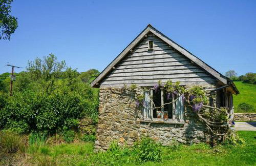 Escape to an Idyllic Countryside Couple's Retreat - Photo 36