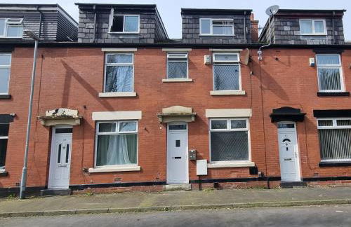 3 Bedroom House Ideal for Work Family Short or Long Term Stays Easy Access to Manchester Oldham Halifax Bury - Foto 16