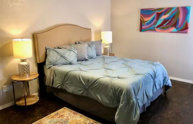 Private Bedroom Suite - Communal House near Integris Private - Photo 1