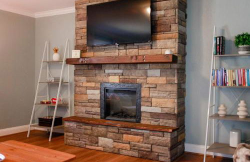 Sojourn Spacious Family Retreat with Fenced Backyard - Foto 4