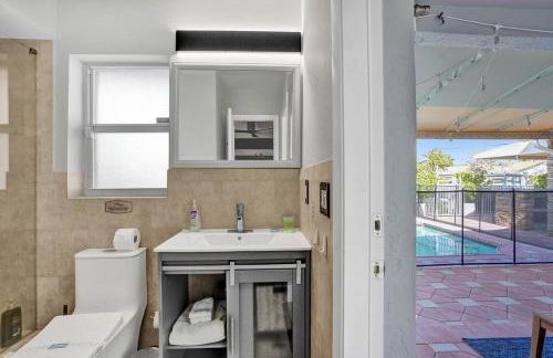 Luxe 4BR Waterfront w Htd Pool 5min to Beach - Foto 75