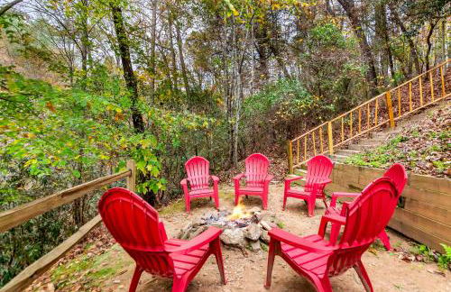 Amazing Creek View Cabin w/ Hot Tub, Firepit & Pool Table - Foto 15