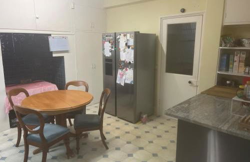 Spacious 4 Bed House Ideal for Races - Photo 6