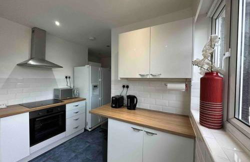 Dallas House - Easy links to LHR and London - Foto 7