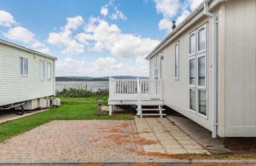 Bay View 2-Bed Lodge with Glorious Harbour View and Balcony - Photo 34