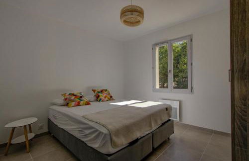 Villa de plain-pied au centre du village avec piscine privée - Foto 9